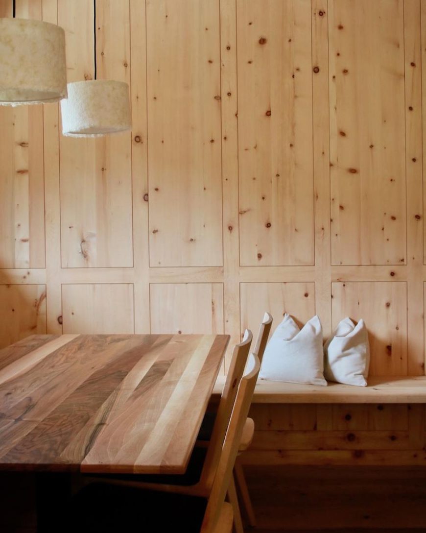Gemütliche Eckbank mit Tisch aus Zirbenholz im Hofschank Andrien